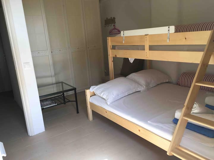 Dhoma e tretë e gjumit në katin përdhes