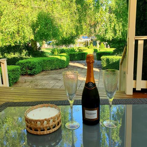 Stunning country style home, set on 1.5 acres of beautiful private gardens just minutes from Warrnambool’s best beaches. perfect for the whole family or a romantic couples retreat.