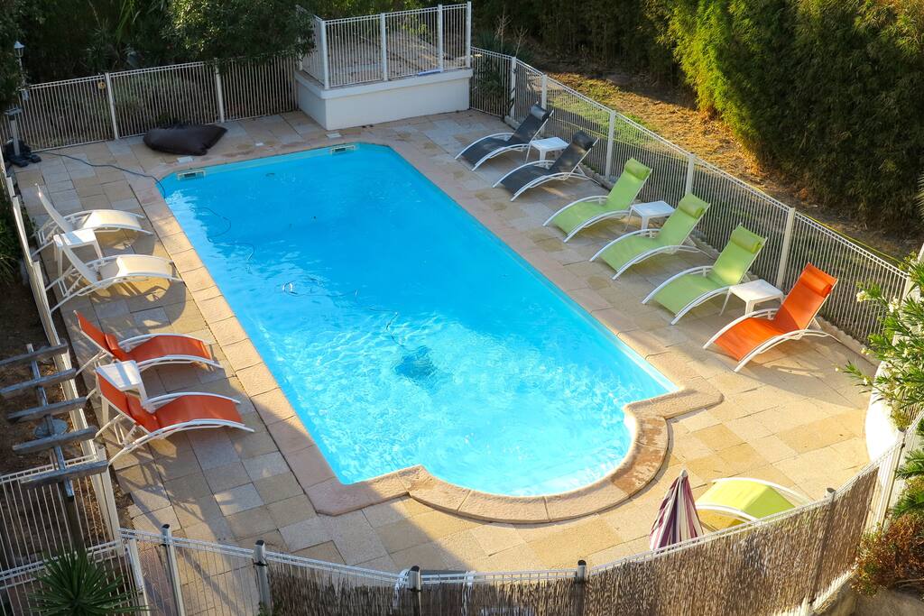 En saison, la piscine est accessible GRATUITEMENT