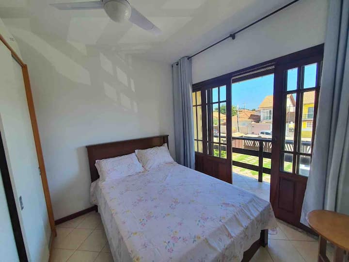 Spavaća soba 2 - Prednji balkon (terasa) - bračni krevet, ormar i stropni ventilator...