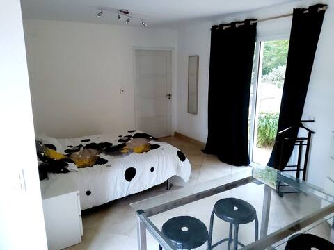 Independent bedroom, bathroom/toilet, dining area