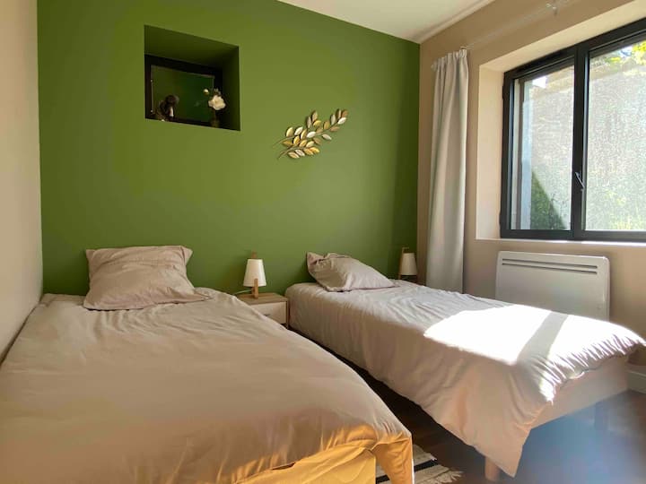 Chambre pour 2 personnes. 
Dressing, lavabo disponible dans la chambre. 
Linge de lit + serviette fournis. 