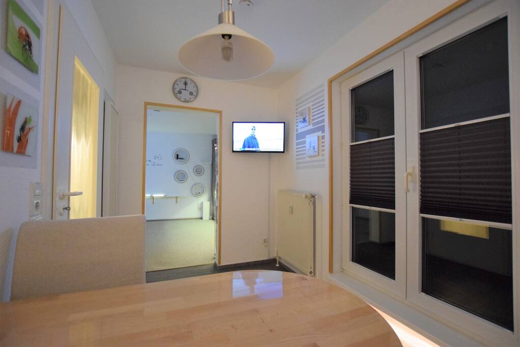 Essbereich mit Zugang zum Balkon