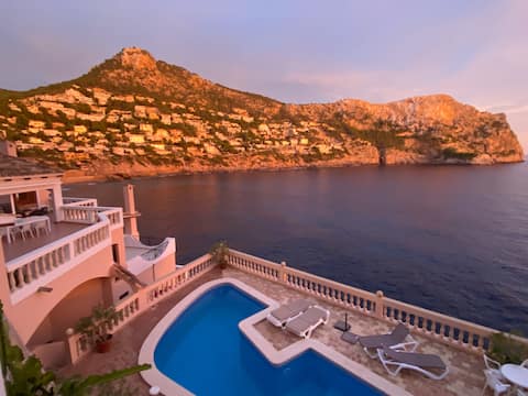 Amazing large apartment with pool and sea access