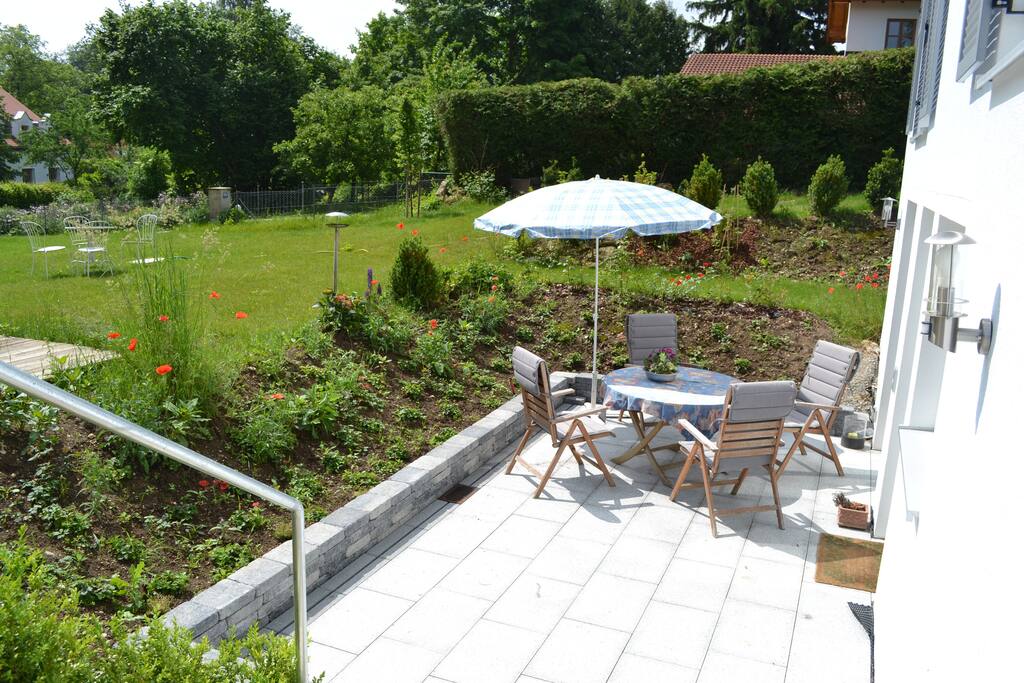 Große sonnige Terrasse (Süden und Osten)