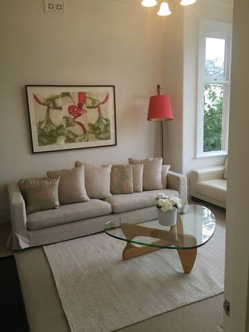 Spacious luxury living in Battery Point gallery image 4