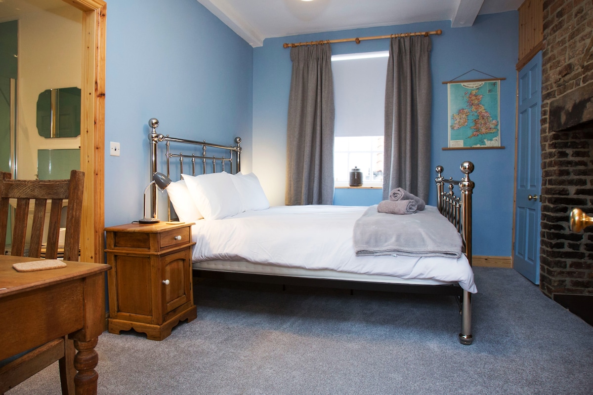 سرير بحجم كبير وحمام داخلي