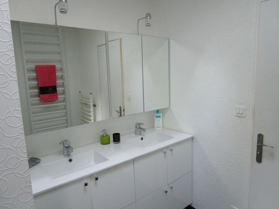 Salle de bain partagée entre les deux chambres