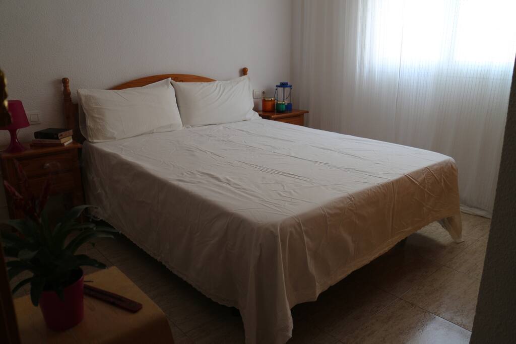 Habitación con armario - Bedroom with wardrobe