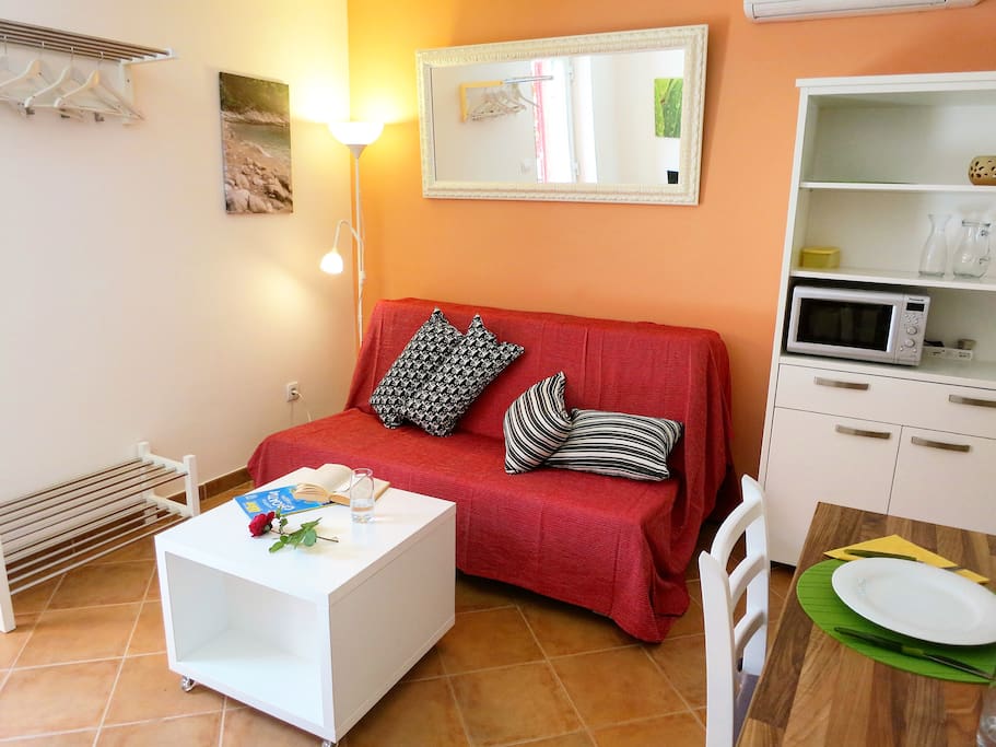 Wohnbereich mit grossem Bettsofa und Klima Anlage