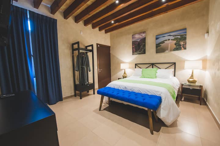 Segunda recamara con cama queen. AA, cortinas blackout, TV con cable y Netflix.