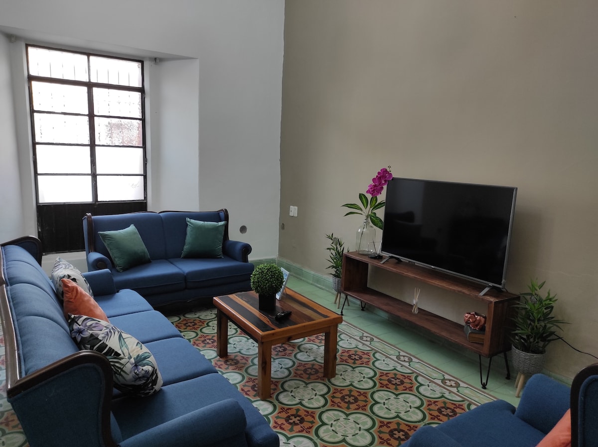 Propiedad de Airbnb exitosa: Spacious downtown apartment with parking and A/C en Centro