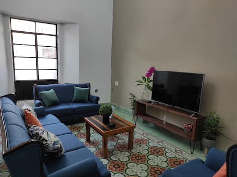 Successful Airbnb property: Spacious downtown apartment with parking and A/C in Centro