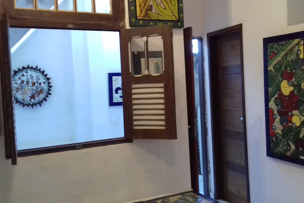 JANELA QUE DÁ PARA ÁREA DE ENTRADA