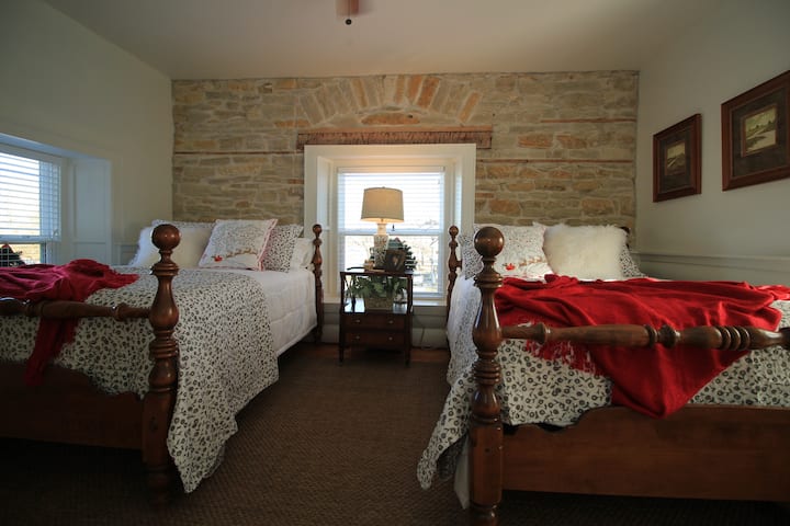 Ზედა საძინებელი ორადგილიანი საწოლით