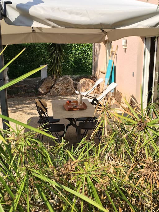 La terrasse ensoleillée et dans un havre de verdure