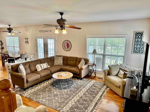 Top Airbnb: Perrydise Lakehouse w Pool, Hot Tub & Sunset Views in Birmingham / Hoover