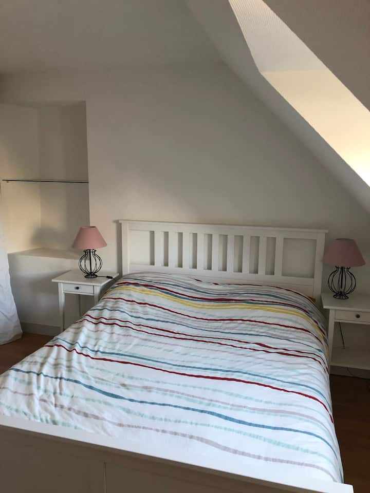 Bonita habitación con vestidor