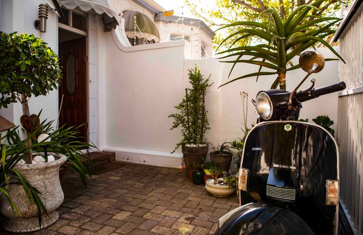 Off-Grid | Charming Village Cottage | Entire House gallery image 4