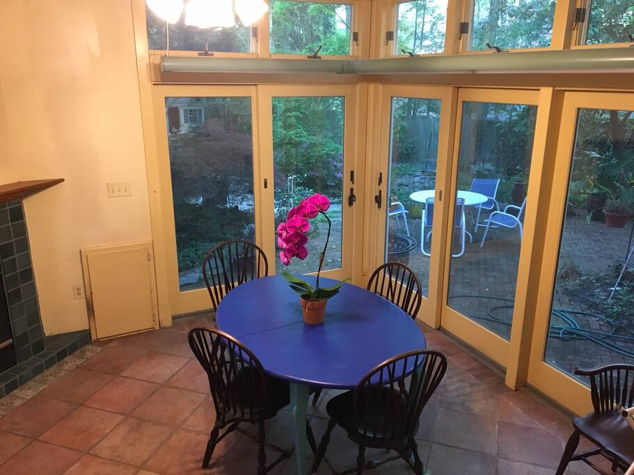 Breakfast room (or any meal!) With leaf seats 6-8.