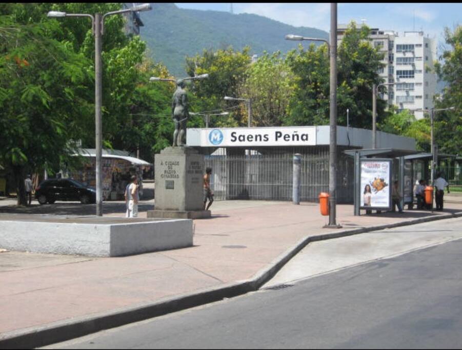 200Metros do metrô linha 1 e 15 minutos do centro do Rio. Pertinho do centro de convenções sul América