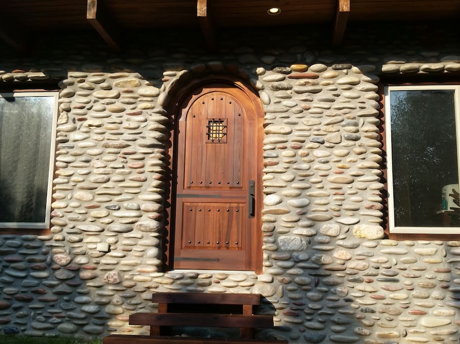 the exterior features western red cedar and Colorado river rock