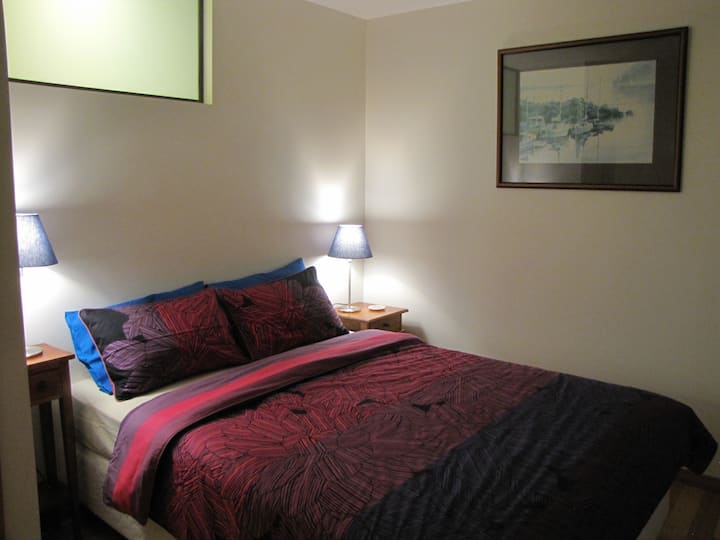 Dormitorio  con cama tamaño queen. 