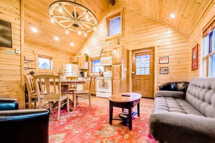 "Nathan’s place was AMAZING! Clean, spacious, cozy, quiet cabin. Surrounded by nature and beauty." - Jennifer. The Hummingbird Cabin sleeps 6 (two queen beds and a full size sofa bed).