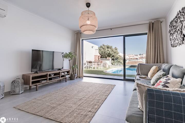 The Pool House – Relax & Swim with stunning view gallery image 3