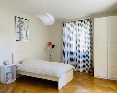 Spacious and cozy bedroom close to the lake