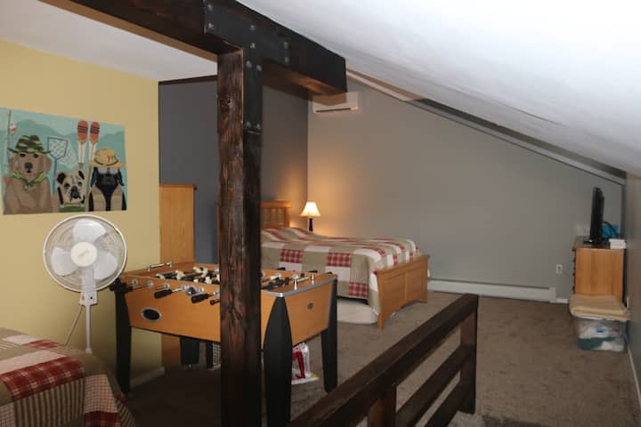 Na poschodí je manželská posteľ Queen a stolný futbal.