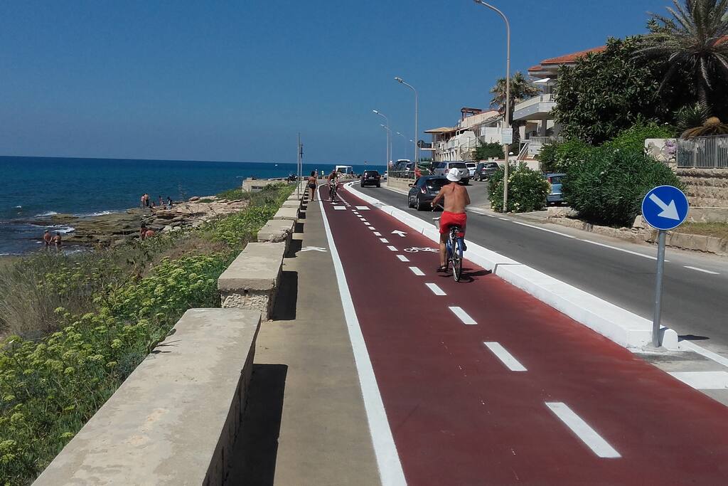 pista ciclabile fronte casa