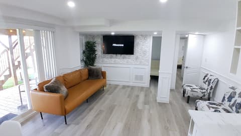 City-View Apartment with Hot Tub+ PS4 (4 Bedrooms)