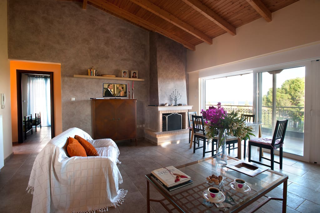 Living room.
Σαλόνι