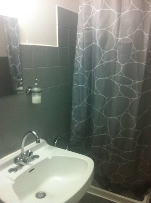 ACCES GRANDE SALLE DE DOUCHE
