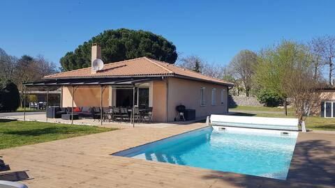 House with swimming pool 9 people