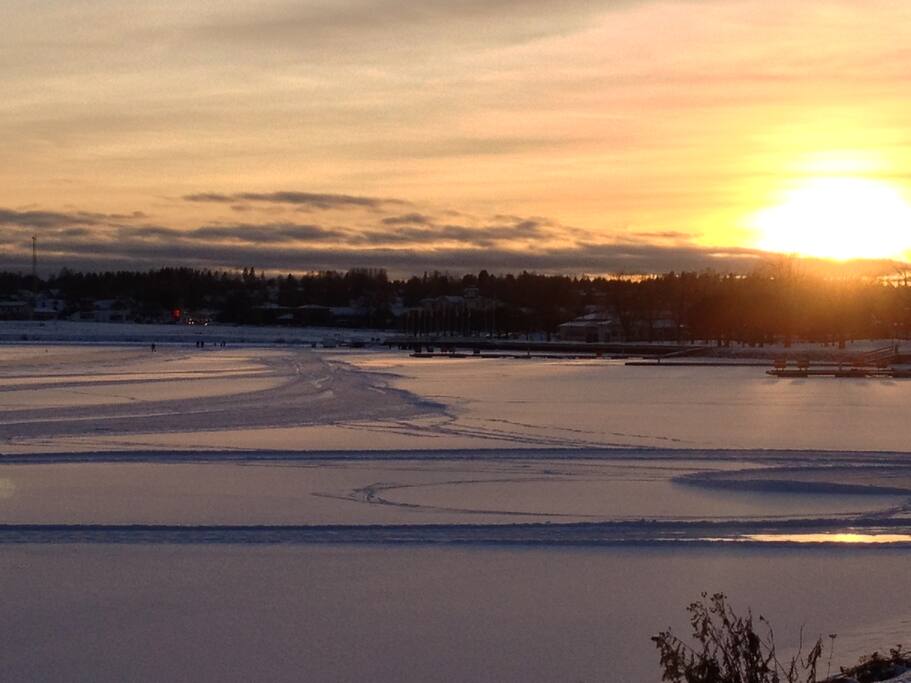 1 km från oss ligger skridskobanan i Saxviken