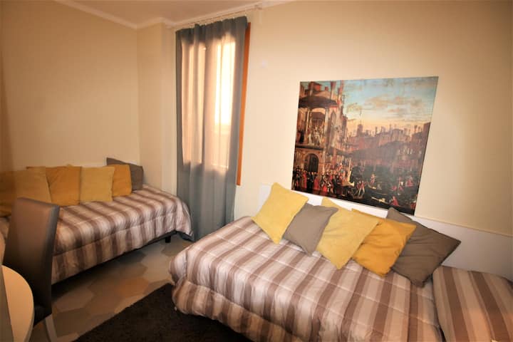 Segundo dormitorio con dos camas de una plaza y baño completo privado.