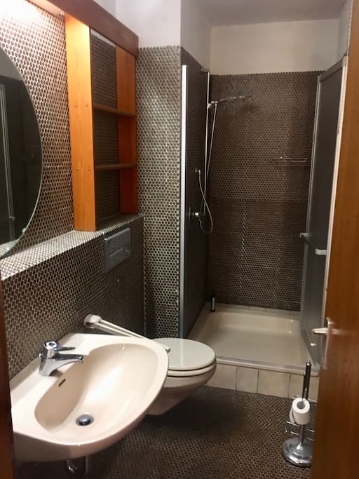 Badezimmer mit Dusche