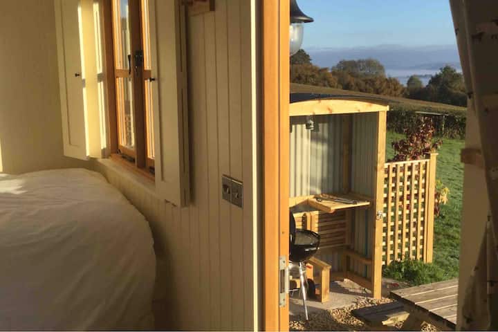 تناول الطعام في الهواء الطلق مريح جدًا مع هذا المطبخ الخارجي الذي يحتوي على شواء على فحم ويبر وحنفية خارجية.