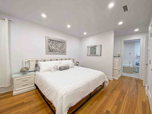 Downtown calm and peaceful 4-BR – with Parking gallery image 4