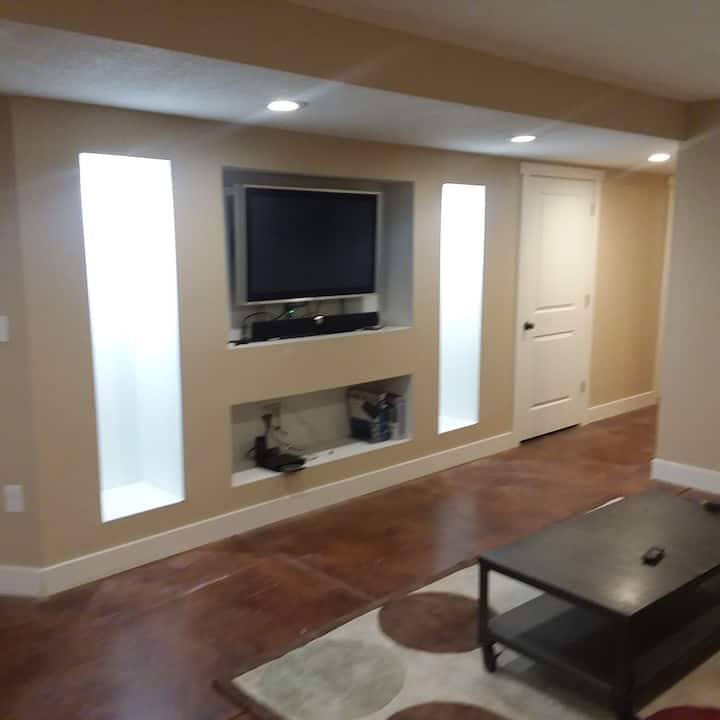 Construido en un centro de entretenimiento. Cable con películas premium, Netflix, wifi confiable. Sistema de sonido Bluetooth para que disfrutes de tu música favorita.