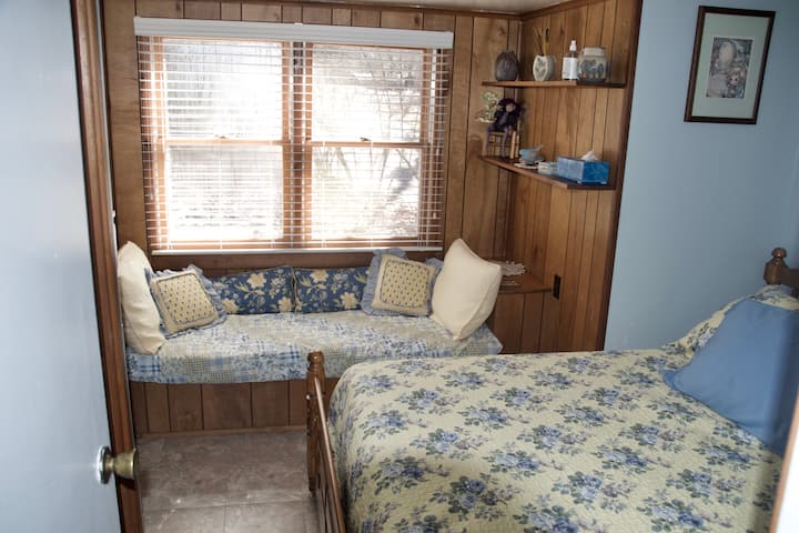 Treća spavaća soba s bračnim krevetom i sjedalicom na razvlačenje.