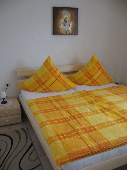 Schlafzimmer mit Doppelbett 1,80 x 2,00