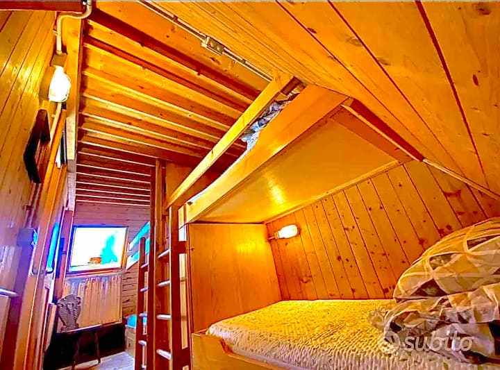 ห้องนอนพร้อมเตียงสองชั้นติดกับห้องนอนคู่