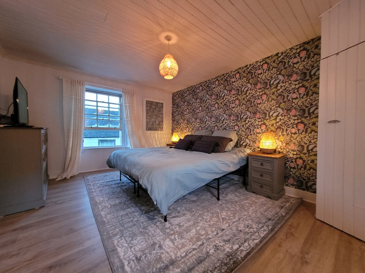 חדר השינה השני, התמונה שצולמה ממש לפני רדת החשיכה, אבל החדר מואר ומאוורר במהלך היום. מזרן ספוג זיכרון סופר קינג עם מצעים מיקרופייבר. טלוויזיה עם מסך שטוח עם טלוויזיה/ספורט. קומה ראשונה.