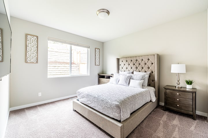 ห้องนอน #2 ที่นอนเมมโมรี่โฟมขนาดควีนไซส์สมาร์ททีวีขนาด 58 นิ้ว