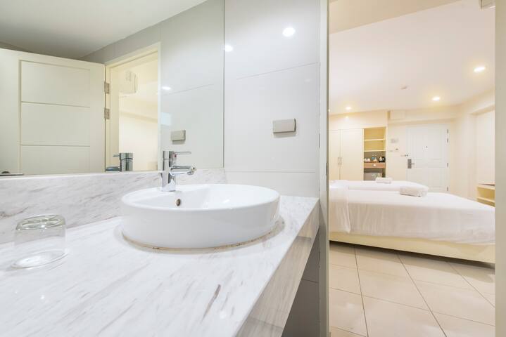 Modern room – BTS Victory Monument & King Power gallery image 2