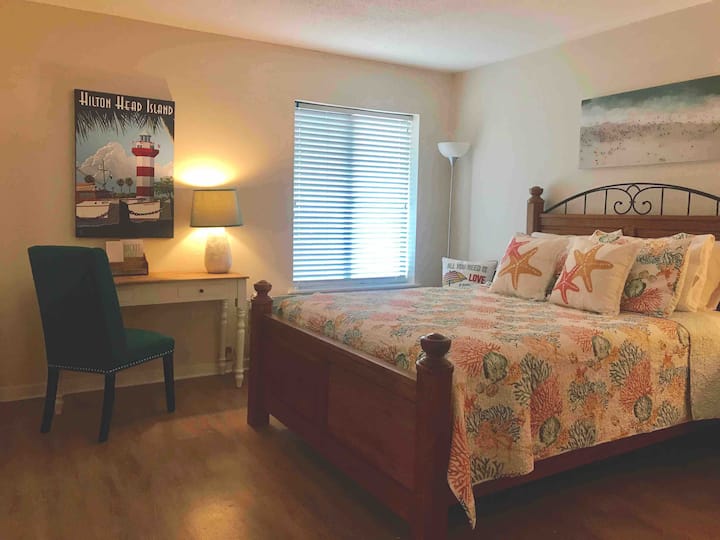 Dormitorio delantero. Cama tamaño queen, acceso privado al baño del pasillo.  Escritorio, con lámpara y silla.  Ideal para usar computadoras portátiles.