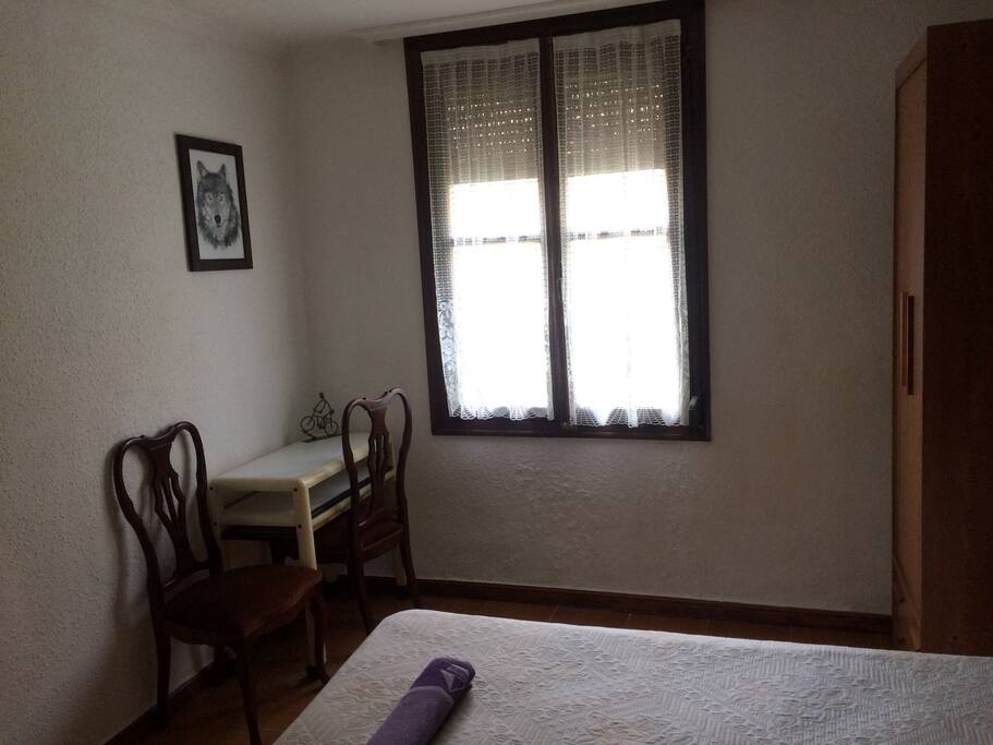 Habitación con cama de matrimonio